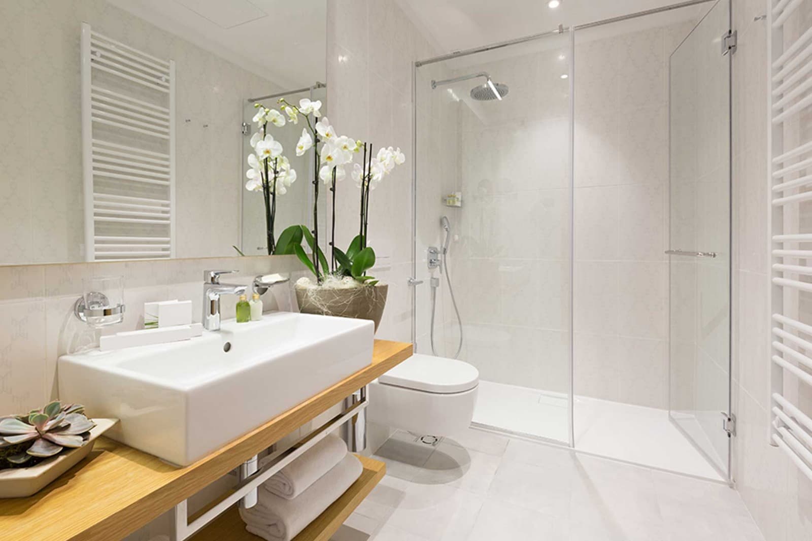 Shower Screens Semi Frameless for Sleek Interiors